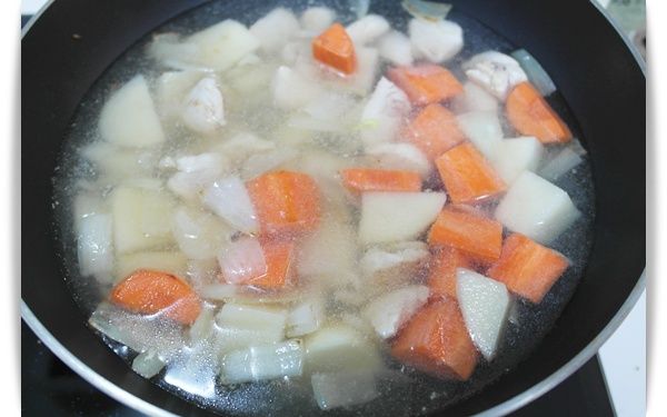 炒到雞肉變色後加入適量的水!!水量約蓋過材料們即可!!蓋上鍋蓋小火悶煮~~