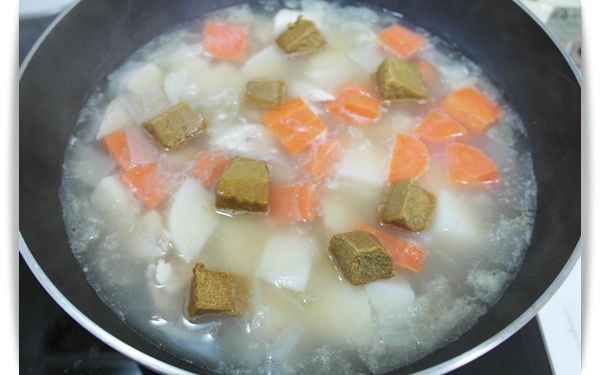 悶煮到馬鈴薯和羅蔔變軟後關火!!!將咖哩塊放下去~~