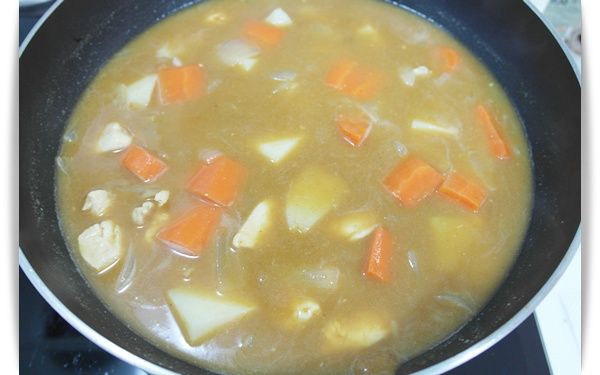 將咖哩塊和材料們均勻攪拌至咖哩塊都溶解!!