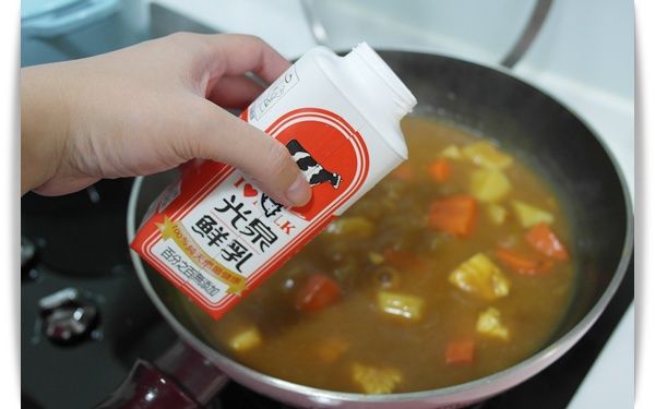 咖哩塊拌勻後倒入純天然的光泉鮮乳~~