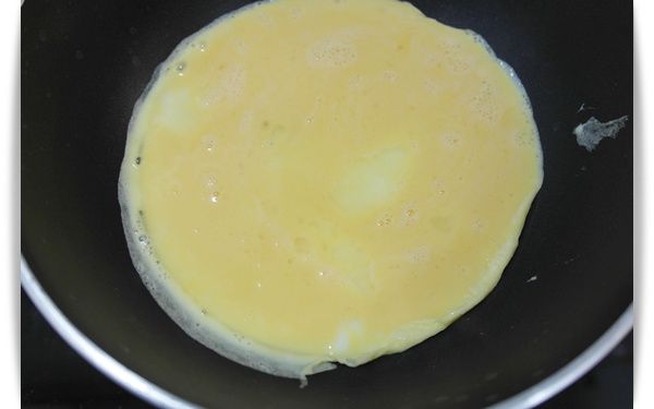 把蛋液倒入平底鍋中~~~