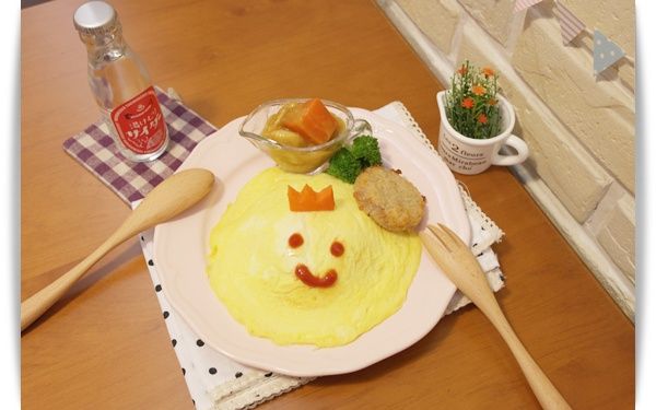 將白飯放入盤中並將蛋包蓋上就成了簡單的蛋包飯囉^^