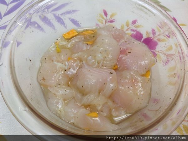 多利魚醃入味，
醃料：薑黃、米酒、香料、塩