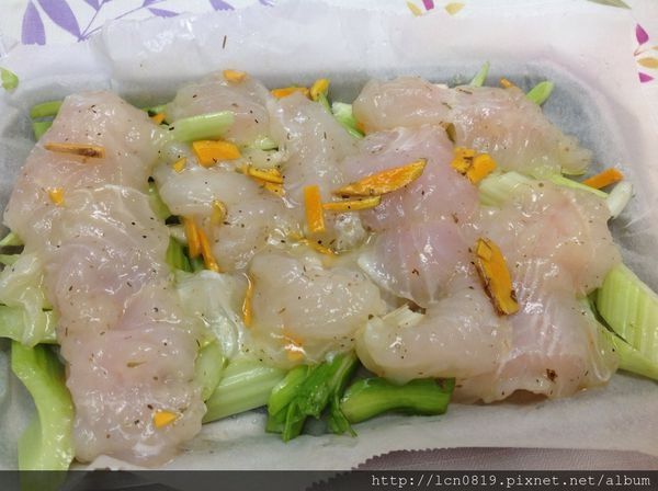 洋蔥切絲炒香和西洋芹，紅蘿蔔拌勻鋪底
上面擺入魚片，醃料一起加入