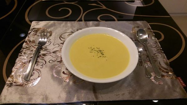 盛盤，撒上洋香菜葉或是用羅勒的嫩葉點綴，黑胡椒放一旁讓大家隨意使用吧。