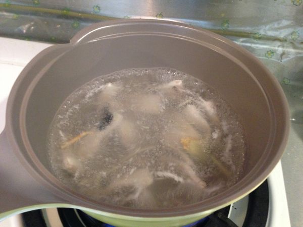 適量水滾後加入薑絲+無刺虱目魚肚切片