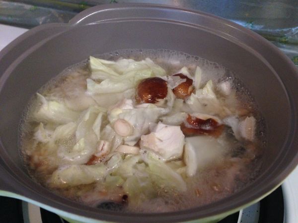 白飯加入後煮到想吃的熟度,再加入香菇、高麗菜