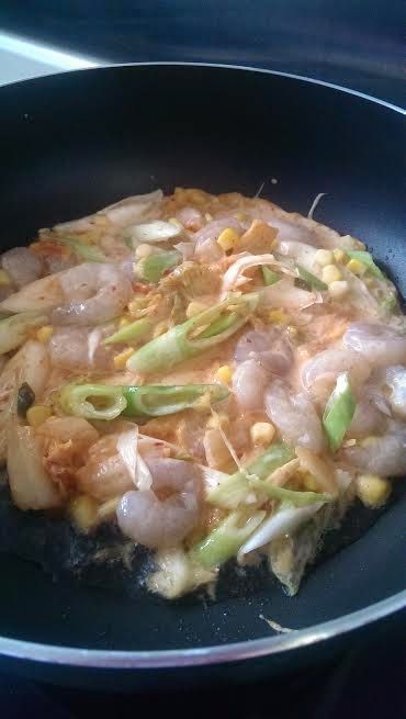 平底鑊燒熱，倒入粉漿煎至香脆