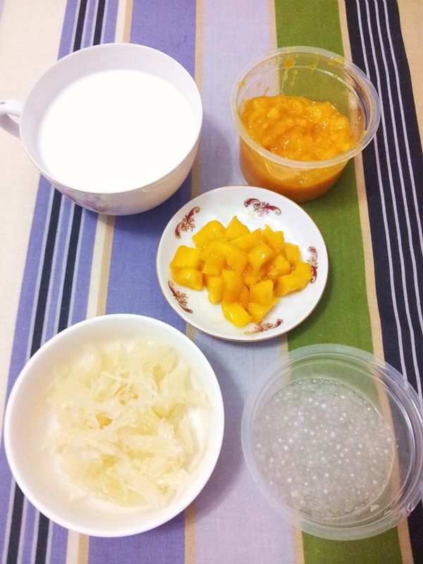 芒果100克、白柚40克、西谷米乾重10克、低脂鮮奶120c.c.