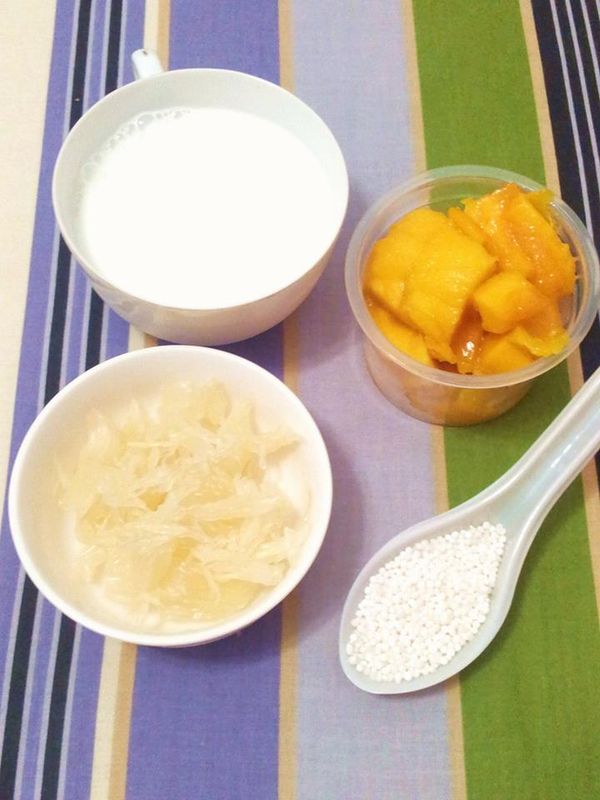 將全部材料(芒果丁及果泥、煮熟後的西谷米、剝好絲的白柚、低脂鮮奶120c.c.)
組合於碗中拌勻