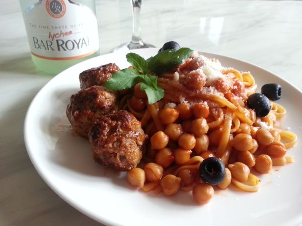 義大利麵用水煮熟備用 另平底鍋加入少許橄欖油蒜片爆香 加入番茄醬 及煮麵水 肉丸待水分稍微收乾麵條均勻攪拌熄火盛盤撒上起司粉