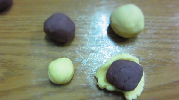 【奶酥地瓜包】︰由內而外為地瓜→奶酥→麵糰，依序包裹後靜罝約50分鐘，表層刷上一層鮮奶，撒上芝麻，烤箱175度，烤約15分鐘即可。