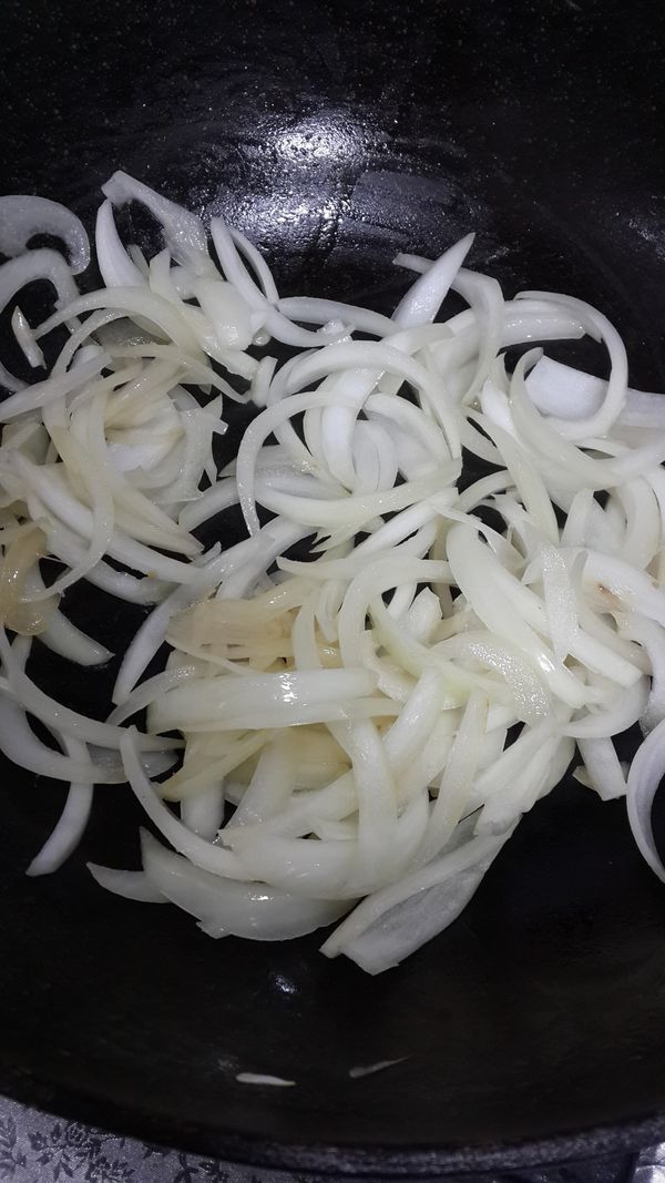 高麗菜洗淨剝成片狀,蒜苗斜切片,洋蔥切絲,其他食材洗淨備用~