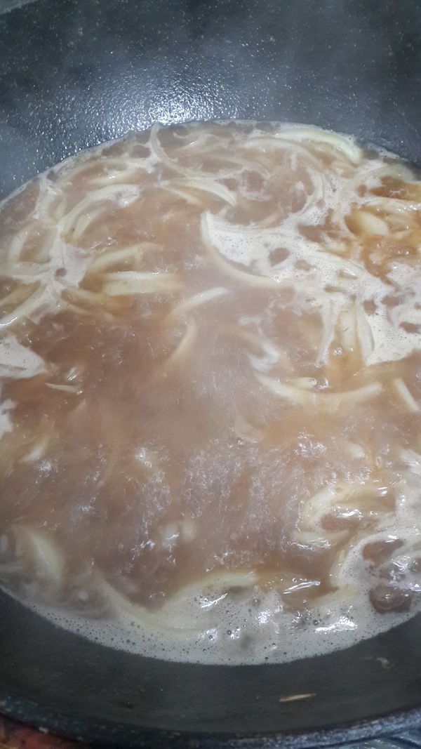 熱油鍋放入一匙油爆香洋蔥絲聞到香味放入沙茶醬拌炒後放入自來高湯(或是魚高湯)煮滾調味即成火鍋湯底