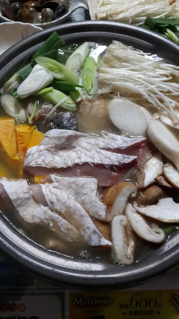 取火鍋鍋子鋪上高麗菜擺上所有食材煮滾即可食用~
烏魚魚片不宜久煮~邊吃邊放最鮮甜~