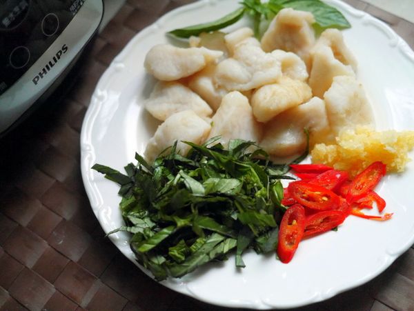 準備食材：多利魚片（可先燙熟）、九層塔、辣椒、蒜泥、麻辣醬