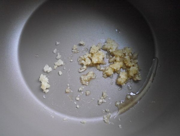 1小匙香油倒入，再倒入蒜泥拌炒１分鐘