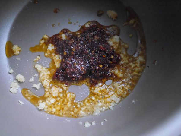 加入麻辣醬、白砂糖