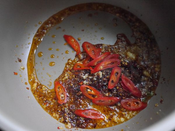 加入在地食材－辣椒片拌炒