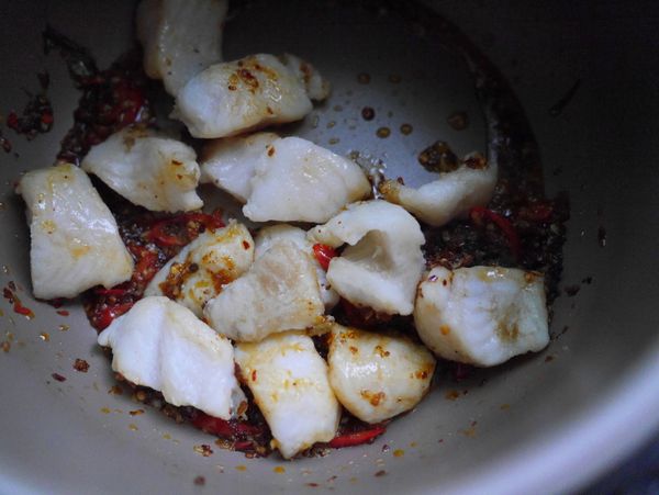 加入川燙好的多利魚片