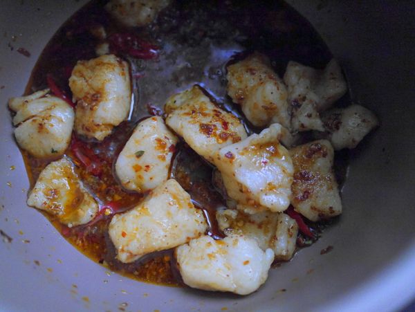 加入醬油，再加入60CC的水，蓋上鍋蓋悶煮