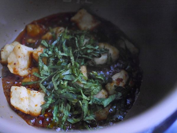 倒入在地食材－九層塔葉