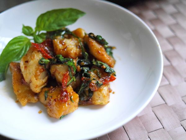 又香又辣又色澤誘人的【催淚塔香魚片】上桌囉！