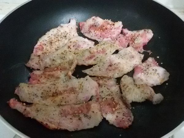 熱鍋下松阪豬肉片煎熟即可。