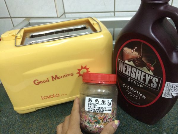非常懶人簡單~只要吐司機烤一下，淋上巧克力醬(用淋的液狀這種)，再撒上"彩色米"(烘培坊就買得到的)就完成啦!