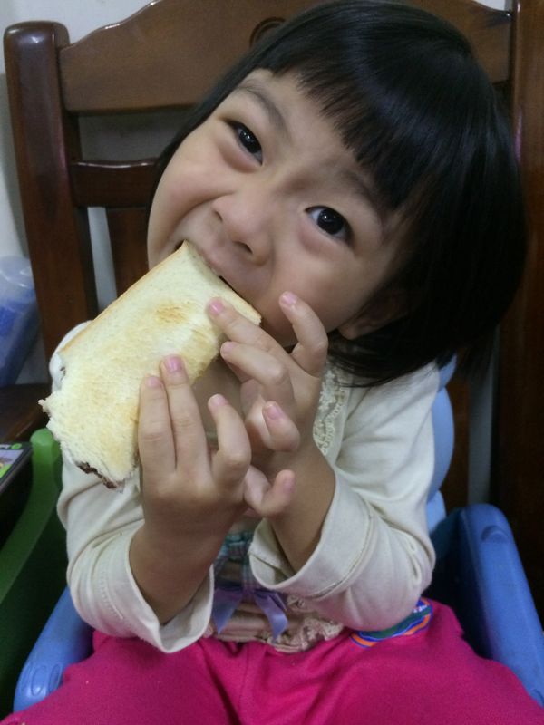 單片或２片夾起來都可
我是先做單片對折給小孩吃，比較不會巧克力醬或彩色豆掉得都是