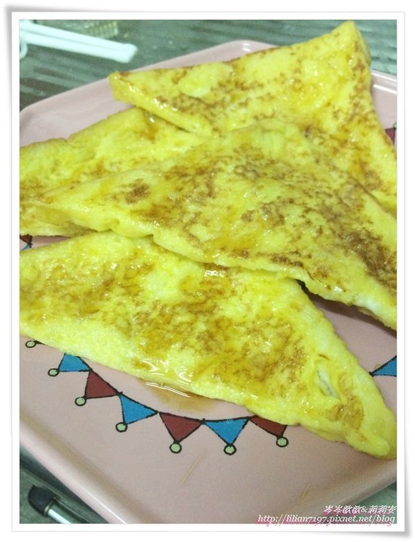 吐司也有很多種變化～那天也做了＂法國土司佐蜂蜜醬＂～白土司先泡蛋液（泡到蛋汁吸收完為止），再下鍋煎一下，起鍋淋上蜂蜜醬就完成啦