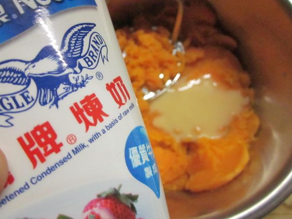 地瓜削皮切片外鍋以0.7杯水放電鍋蒸熟,地瓜趁熱壓成泥,再加入奶油及鷹牌煉乳1大匙拌勻(可視個人口味增減煉乳及奶油份量)