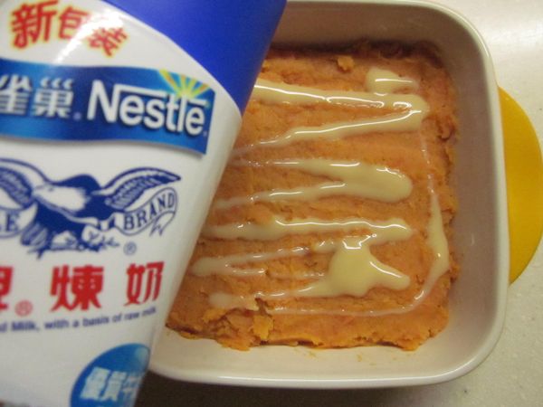 擠上鷹牌煉乳1大匙