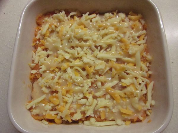 起司絲鋪滿,再擠上鷹牌煉乳1大匙,以230~250度烤到起司熔化呈金黃色即可趁熱享用