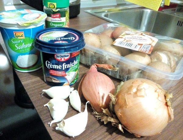 總材料就這樣而已,
先做蒜頭醬: 材料是酸奶, 酸奶油, 蒜泥