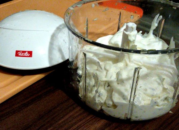 用攪拌器打勻, 讓蒜泥在酸奶內能完全入味