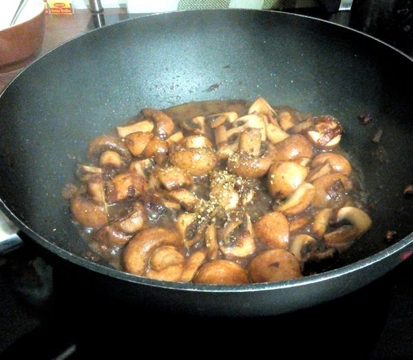 可以加少許的水以免炒焦, 炒到蘑菇完全縮水熟透, 鹽和胡椒調味, 略鹹比較好吃!