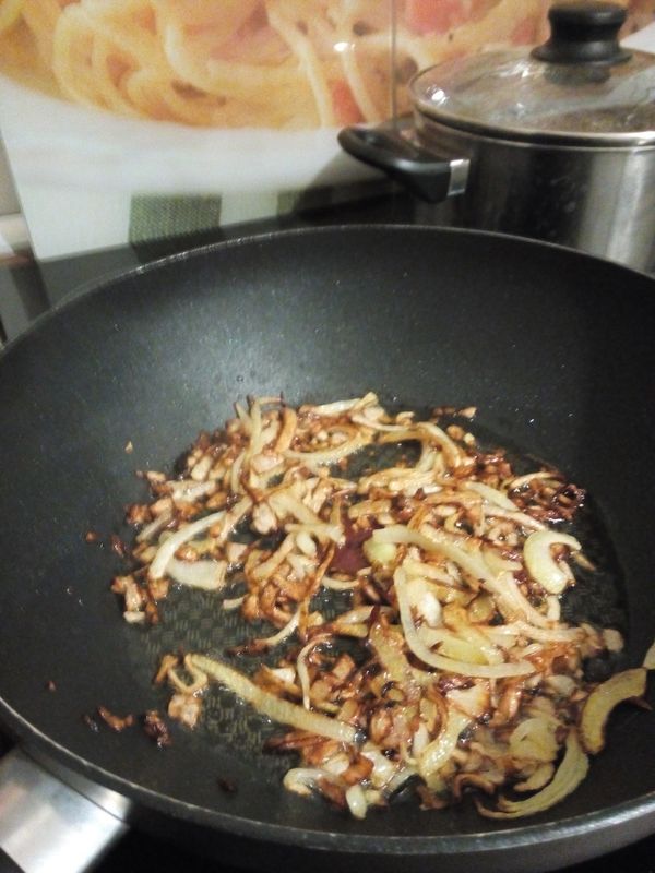 一定要炒出微焦
再加入蘑菇