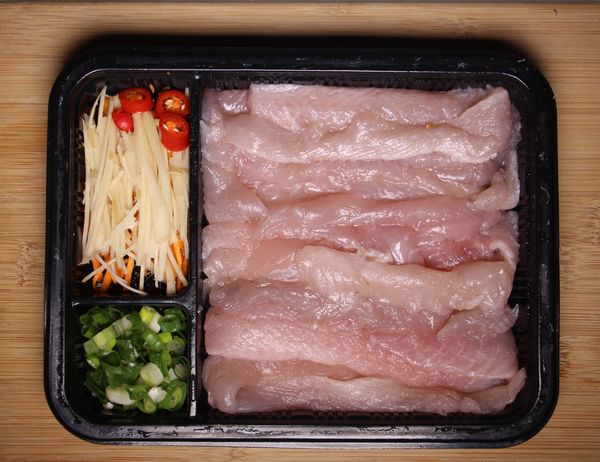 將食材由好菜便利包取出。