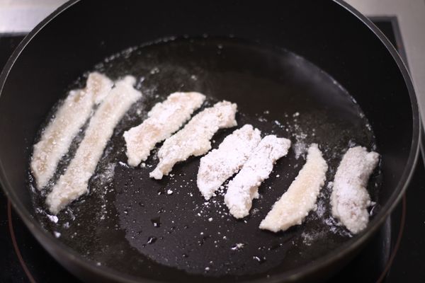 虱目魚柳沾上太白粉(或地瓜粉)以中火油炸至金黃色再撈起。