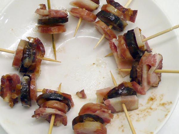 以牙籤交叉串起，電鍋蒸熱