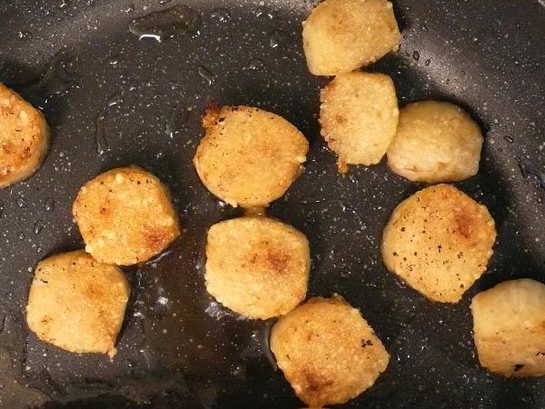 起油鍋將米腸煎至兩面焦黃，將蒸好之臘味串插置米腸底座，排盤上菜，Enjoy。