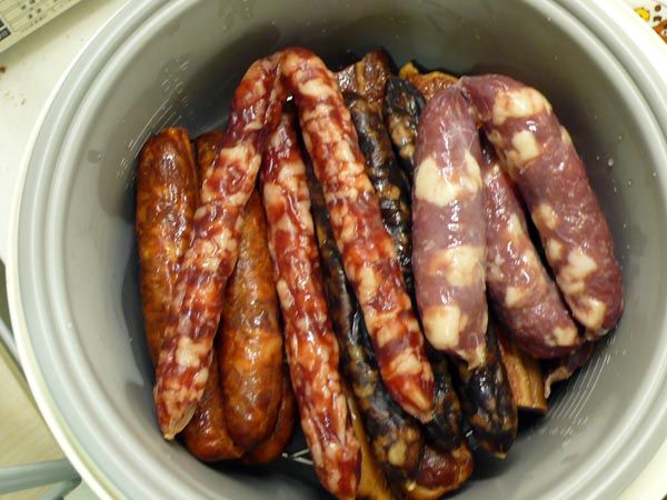 ☆ 臘味(香腸、臘腸、臘肉)買回，可整根蒸熟再冷凍，較硬較好切更方便下次使用。