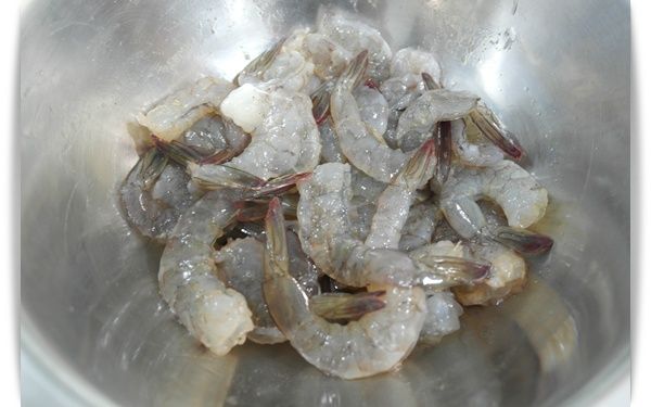 先將蝦子去殼去頭留下尾巴^^

加入少許的米酒.鹽及胡椒粉~~接著抓一抓蝦子!!

靜置20分鐘!!