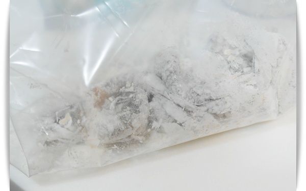 咻~~

20分鐘後!!

把蝦仁和麵粉放進夾鏈袋中~~輕輕搖晃!!

讓每顆蝦仁都裹上麵粉!!