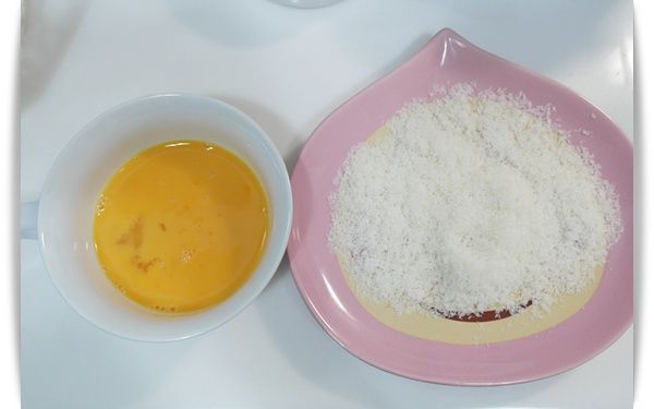 接著將雞蛋打成蛋液~~

椰子絲準備好^^"