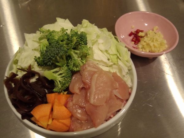 備料，雞肉及紅蘿蔔切片、木耳切絲，高麗菜切2~3cm塊狀，花椰菜切小塊。