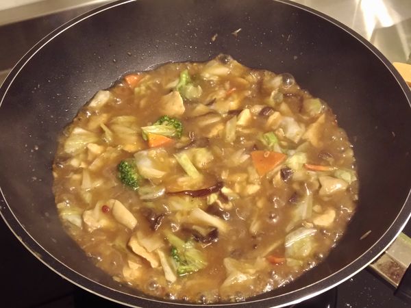 在地瓜粉中加入2大匙的水調勻。加入鍋中勾芡，在加入鹽調味即完成。