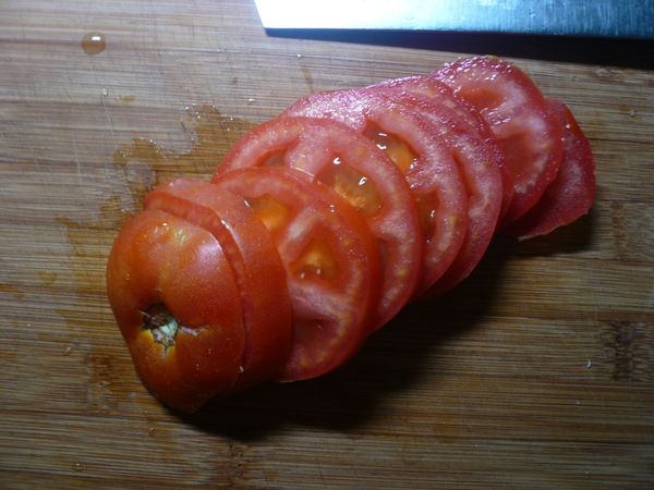 將蕃茄洗淨切薄片備用。