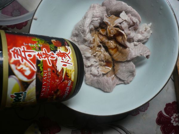 淋上一匙的穀盛「壽喜燒」，因為它是道地日本風味原汁料理醬，所以不再加其它調味料，就能嘗到豬肉的美味。